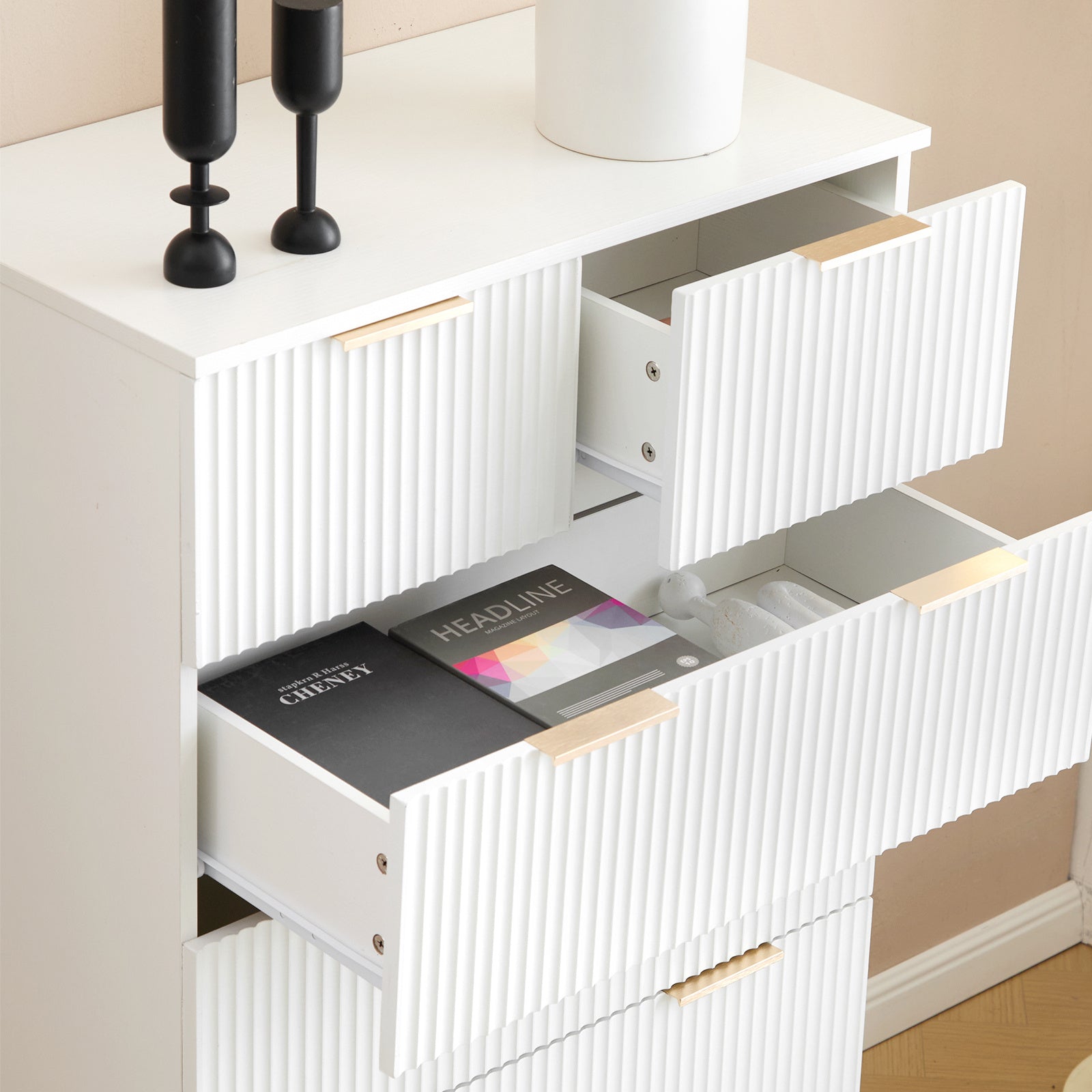 Commode blanche à surface ondulée