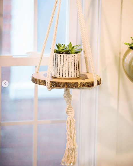 Macramé en forme de cintre pour plantes avec plateau en bois
