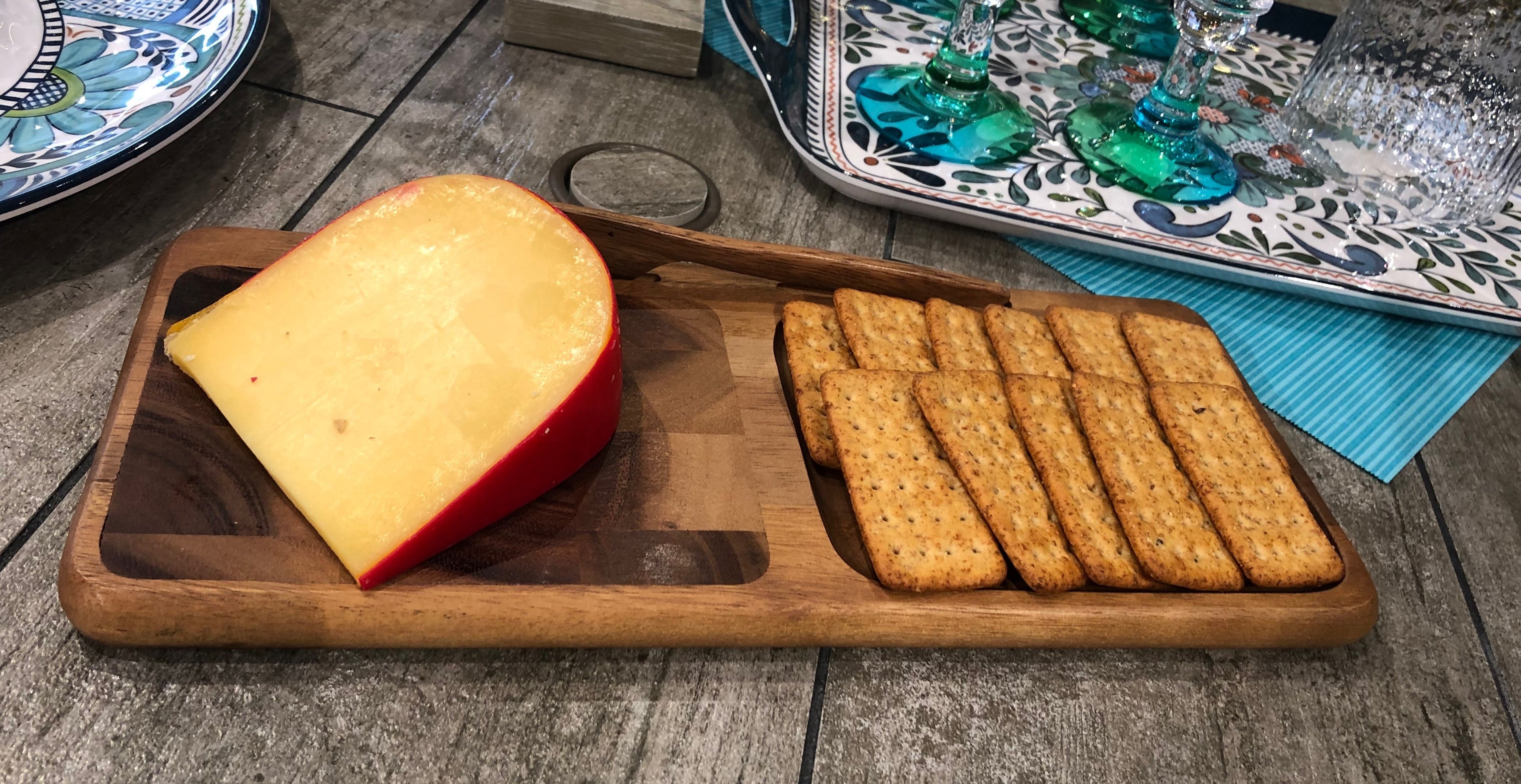 Plateau de fromages en bois avec couteau.