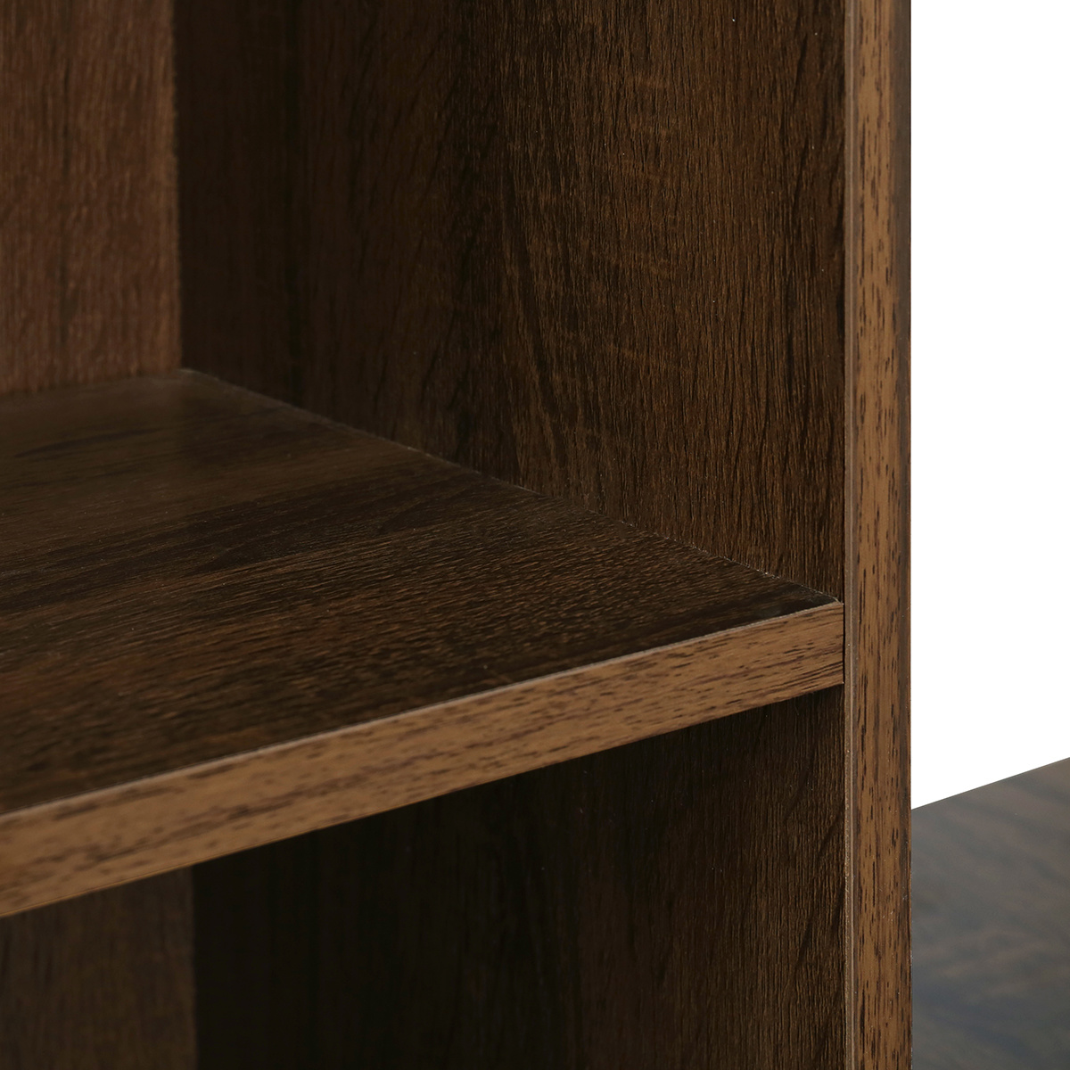 Bureau en forme de L avec étagères