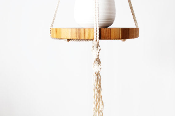 Macramé en forme de cintre pour plantes avec plateau en bois