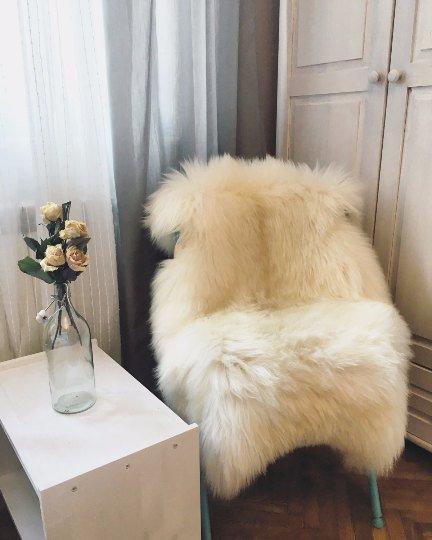 Très grand tapis en peau d'agneau couleur ivoire.