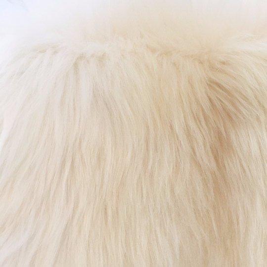 Très grand tapis en peau d'agneau couleur ivoire.