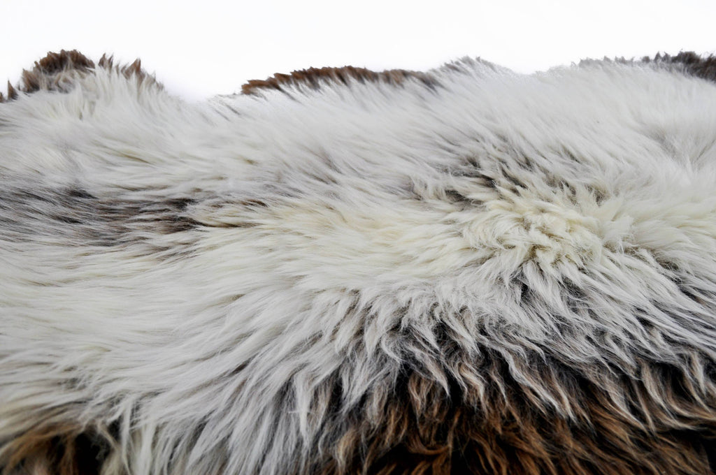 Tapis en peau de mouton de race rare grise