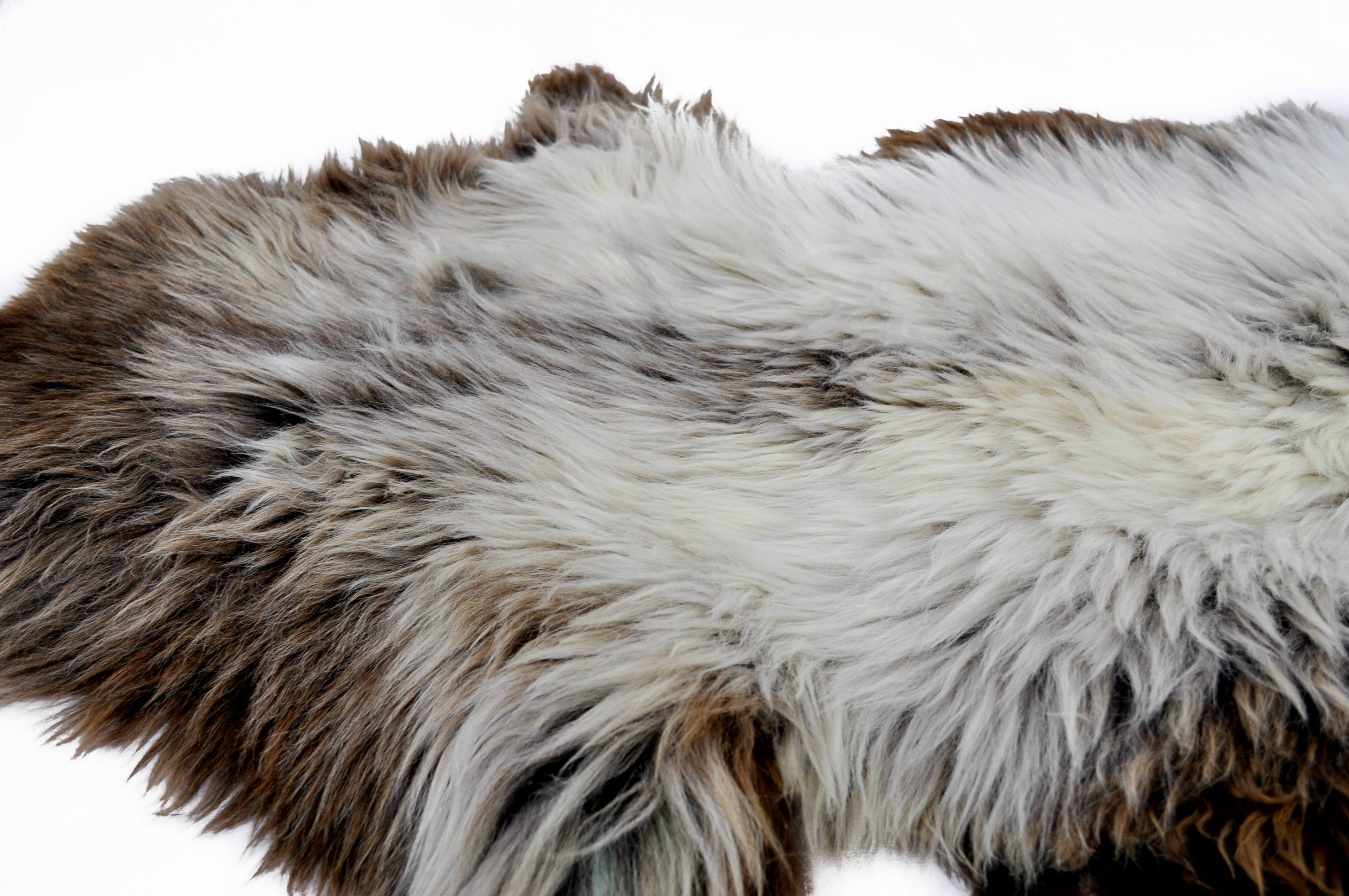 Tapis en peau de mouton de race rare grise