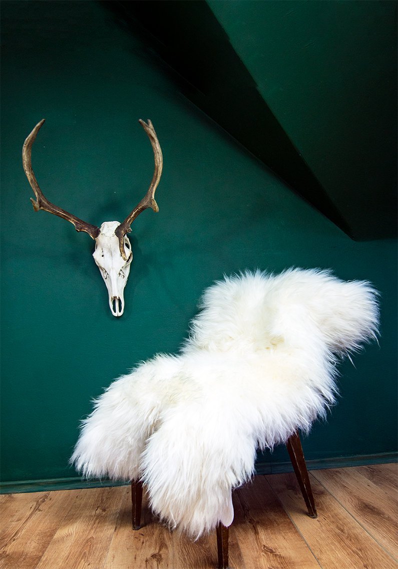 Très grand tapis en peau d'agneau couleur ivoire.