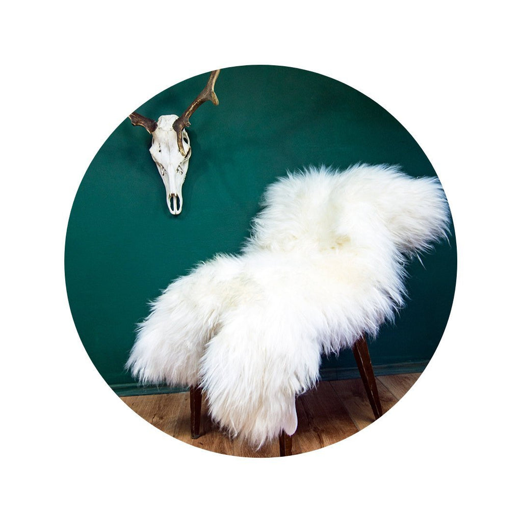 Très grand tapis en peau d'agneau couleur ivoire.